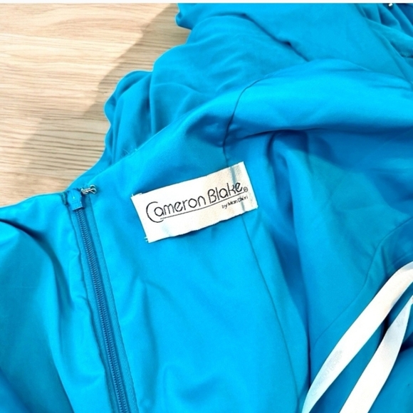 Elegant Teal Evening Gown - Picture 12 of 16